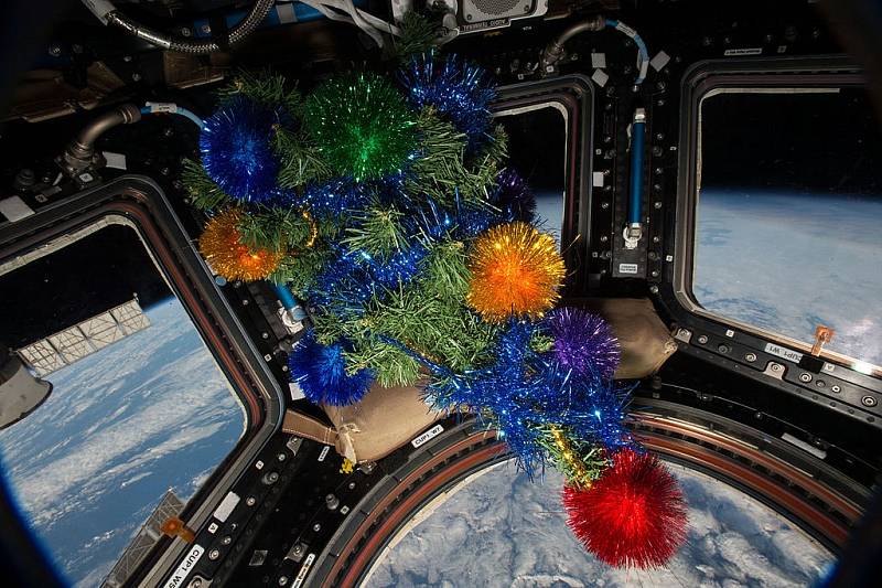 Nedílnou součástí Vánoc na Mezinárodní vesmírné stanici je i vánoční stromek. Bývá sice malý a umělý, kosmonauti jej ale vždy vyzdobí.