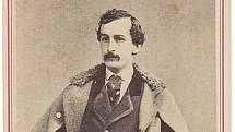 Atentátník John Wilkes Booth ve svrchníku s kožešinovým límcem