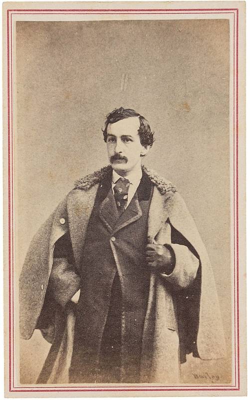 Atentátník John Wilkes Booth ve svrchníku s kožešinovým límcem