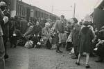 Niederländische Juden warten mit Rucksäcken auf dem Bahnsteig auf ihre Deportation aus dem Lager Vught in das Vernichtungslager Sobibor
