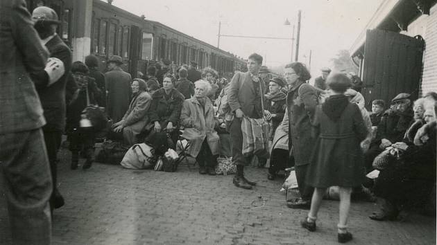 Nizozemští Židé čekají s batohy na nástupišti na deportaci z tábora Vught do vyhlazovacího tábora Sobibor