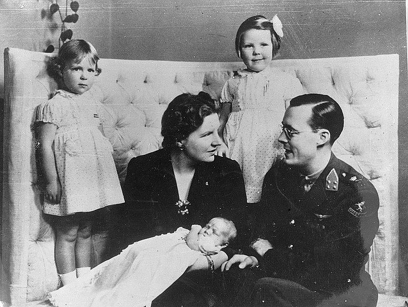 Nizozemská královna Juliána, ještě jako princezna v roce 1943 s manželem a dětmi. Druhou světovou válku rodina prožila v Kanadě, Juliánina matka, královna Vilemína, pak konflikt prožila v exilu ve Spojeném království