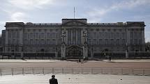 Britská vláda zatím k nejpřísnějším opatřením proti koronaviru nesáhla. Prostranství před Buckinghamským palácem v Londýně je však prakticky bez lidí.