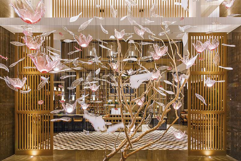 Křišťálová oáza klidu, kterou vytvořili skláři z Preciosy pro šanghajský hotel Shangri-La.