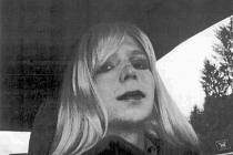 Chelsea Manningová opustila ve středu brány vojenského vězení. Využila zkrácení trestu z 35 na sedm let, které jí udělil ještě minulý prezident Barack Obama.