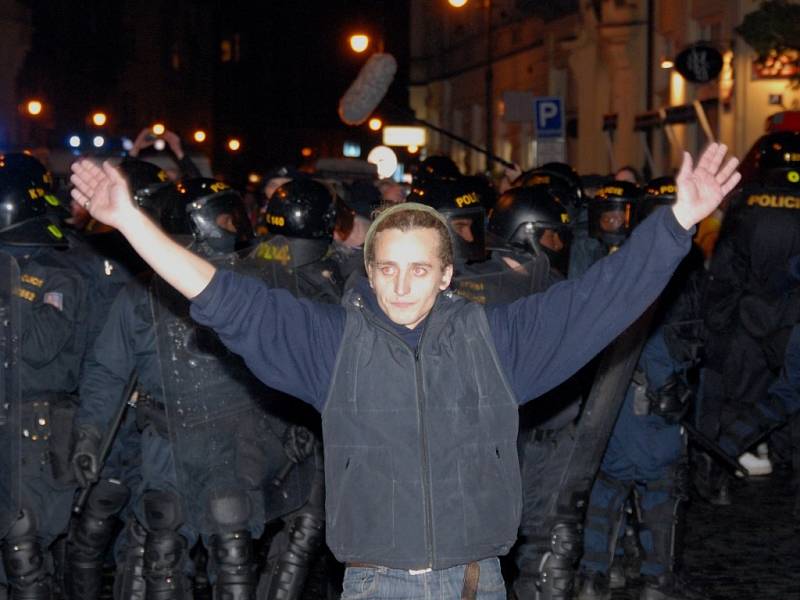 Střet policie s anarchisty.