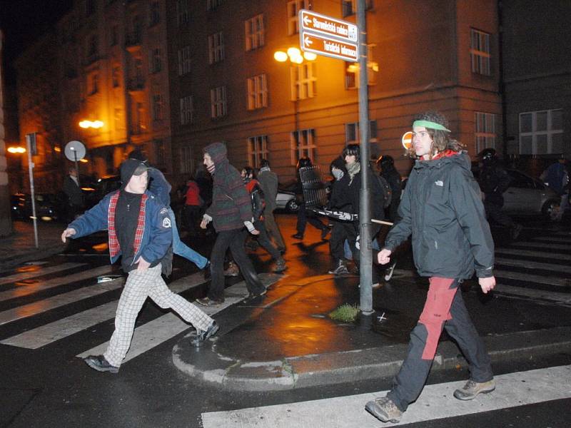 Menší skupinky anarchistů večer policie naháněla po městě.