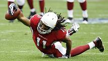 Larry Fitzgerald z Arizony skóruje touchdown proti Philadelphii.