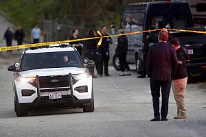 Policejní vůz projíždí přes pásku na místo střelby ve městě Half Moon Bay poblíž kalifornského San Franciska 23. ledna 2023