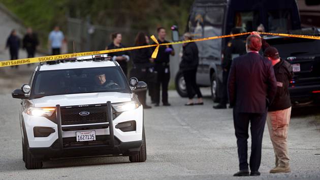 Policejní vůz projíždí přes pásku na místo střelby ve městě Half Moon Bay poblíž kalifornského San Franciska 23. ledna 2023