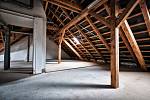 Podmínkou vybudování podkrovního obytného prostoru je sedlová nebo mansardová střecha.