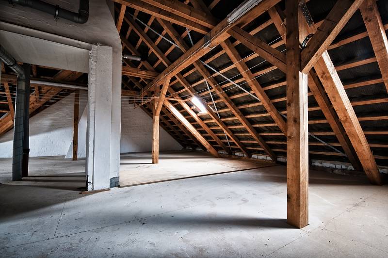 Podmínkou vybudování podkrovního obytného prostoru je sedlová nebo mansardová střecha.