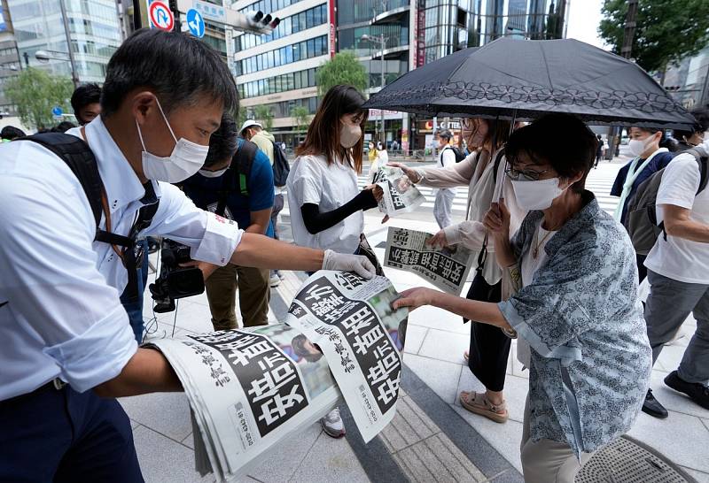 Zpráva o atentátu na bývalého japonského premiéra Šinzó Abeho se okamžitě objevila na titulních stranách novin.