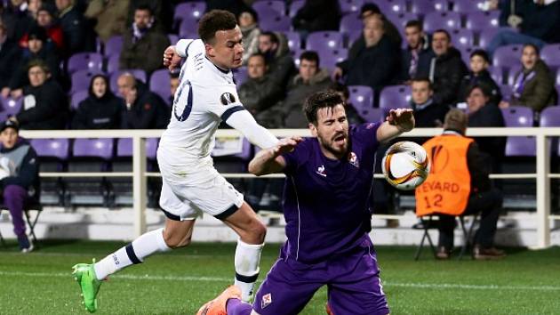 Fiorentina - Tottenham: Dele Alli (vlevo) a Nenad Tomovič
