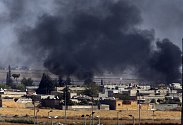 Na fotografii pořízené 10. října 2019 z turecké strany hranice je vidět kouř stoupající z místa útoku turecké armády na cíle na severu Sýrie