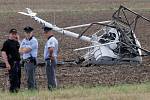 Nedaleko letiště v Olomouci-Neředíně v úterý dopoledne spadl lehký vrtulník s dvoučlennou posádkou. 