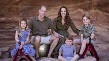 Pro Kate jsou na prvním místě její tři děti, snaží se jim dopřát normální dětství. Rodinnou fotku použili vévoda a vévodkyně z Cambridge jako vánoční přání.