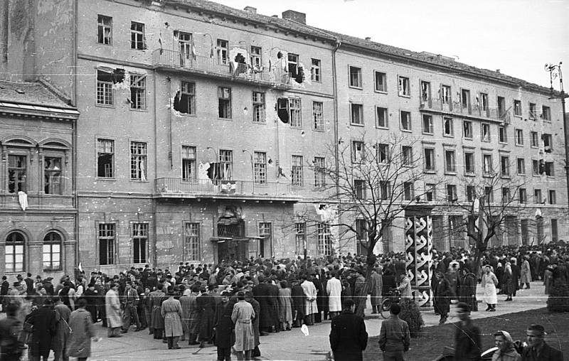 Zničená budova ústředí maďarské komunistické strany během povstání v roce 1956.