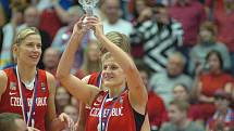 Hana Horáková s trofejí pro vicemistryně světa.