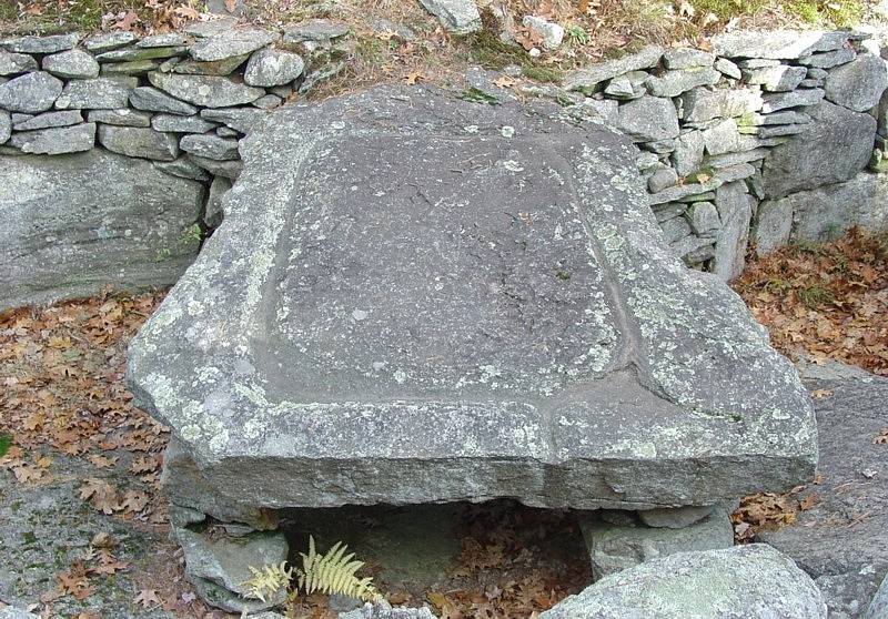 Pohled shora na rýhovaný kámen.