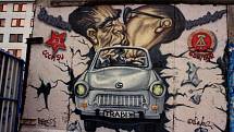 Trabant na pozůstatcích Berlínské zdi.