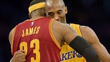 Kobe Bryant v objetí s LeBronem Jamesem
