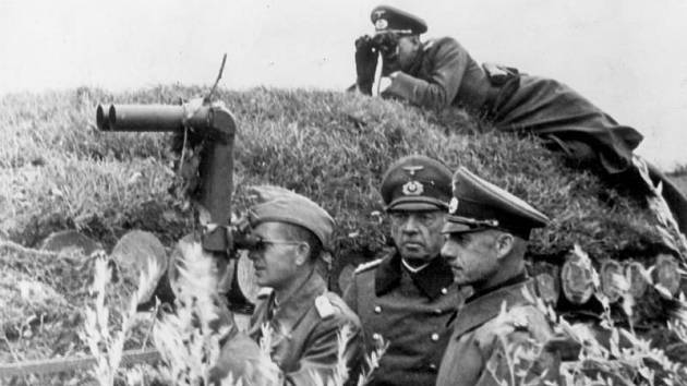 Němečtí polní maršálové Wilhelm von Leeb a Georg von Küchler na pozorovacím stanovišti, 11. října 1941