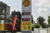 Ceny pohonných hmot u čerpací stanice v centru Plzně, 30. června 2022