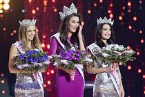  Českou Miss 2015 se stala Nikol Švantnerová z Českých Budějovic (uprostřed). Vlevo je Česká Miss Earth 2015 Karolína Mališová, vpravo Česká Miss World 2015 Andrea Kalousová.