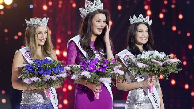  Českou Miss 2015 se stala Nikol Švantnerová z Českých Budějovic (uprostřed). Vlevo je Česká Miss Earth 2015 Karolína Mališová, vpravo Česká Miss World 2015 Andrea Kalousová.