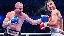 Boxer Lukáš Konečný zasazuje tvrdý úder Moezi Fhimovi v bitvě o titul mistra Evropy organizace WBO ve střední váze.  