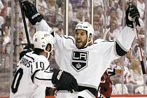 Hokejisté Los Angeles Dwight King (vpravo) a Mike Richards se radují z gólu.