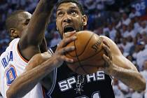 Tim Duncan ze San Antonia (vpravo) se prosazuje proti Oklahomě.