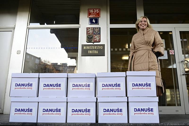 Kandidátka na prezidentku Danuše Nerudová odevzdala podpisové archy na ministerstvu vnitra, 2.listopadu 2022, Praha