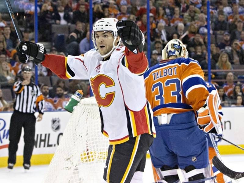 Michael Frolík z Calgary se raduje z prvního hattricku v NHL. Zařídil výhru nad Edmontonem.