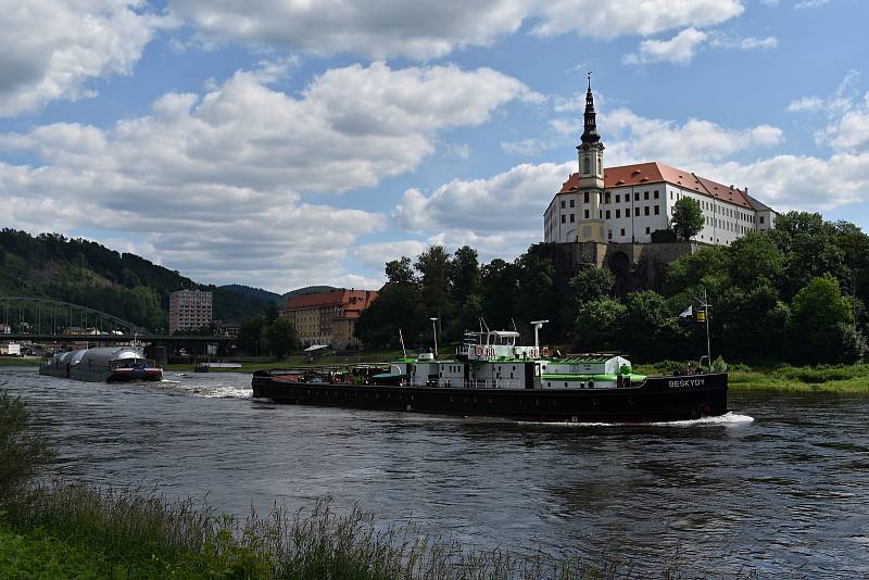 Děčín propluly tanky pro plzeňský pivovar.