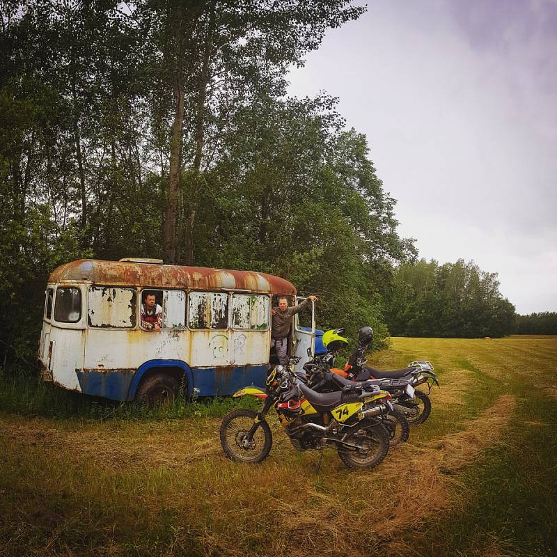 Aljašský "magic bus" se stal inspirací pro jiná podobná zákoutí ve světě. Tento magický autobus se nachází v Lotyšsku
