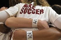Basketbalistky Stanfordu nastoupily do utkání s páskami s iniciály Katie Meyerové.