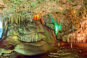 Punkevní jeskyně ohromuje rozmanitostí krasových útvarů, kterou podtrhuje speciální osvětlení i možnost projet se chodbami na lodičkách.
