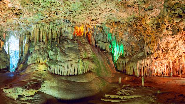 Punkevní jeskyně ohromuje rozmanitostí krasových útvarů, kterou podtrhuje speciální osvětlení i možnost projet se chodbami na lodičkách.