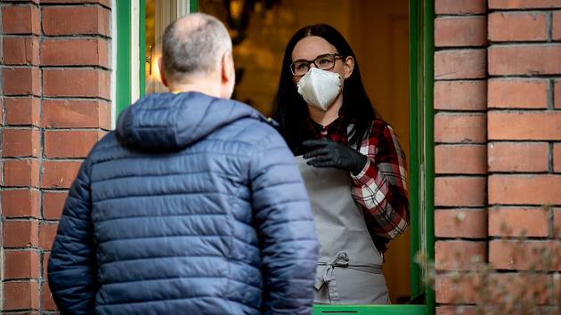 Koronavirus v Česku: Mezi důležitá opatření patří povinné nošení roušek nebo respirátorů.