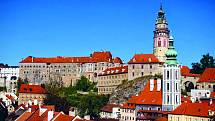 Český Krumlov. Ikonický hrad a zámek usazený na skále, kterou obtéká Vltava, najdete na seznamu památek UNESCO.