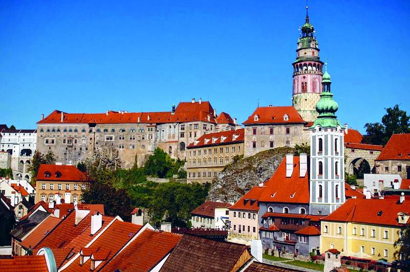 Český Krumlov. Ikonický hrad a zámek usazený na skále, kterou obtéká Vltava, najdete na seznamu památek UNESCO.