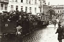 Ulice Grodecká ve Lvově během druhé světové války. Židé se po práci vracejí do ghetta