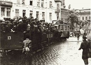 Ulice Grodecká ve Lvově během druhé světové války. Židé se po práci vracejí do ghetta