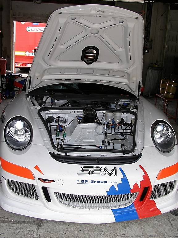 Hledáte motor? Kdepak, Porsche 997 ho má přece vzadu!