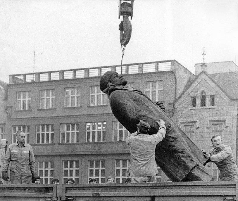 Odstranění sochy V. I. Lenina ze Senovážného náměstí v Českých Budějovicích