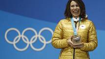 Eva Samková s bronzovou olympijskou medailí z Pchjongčchangu.