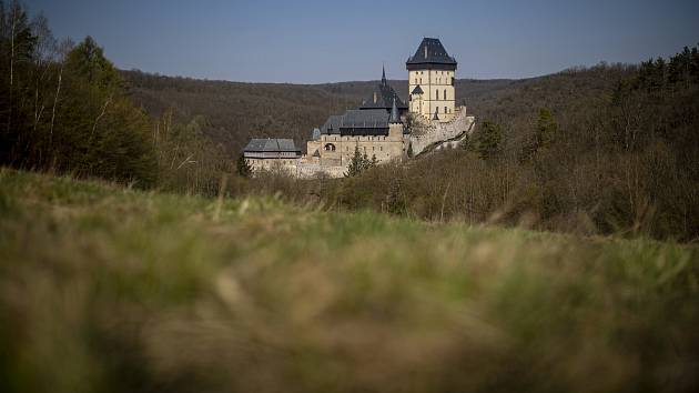 Hrad Karlštejn, tyčící se nad řekou Berounkou, byl založen 10. června 1348 českým králem a pozdějším římským císařem Karlem IV. a sloužil pro uložení sbírek svatých relikvií a říšských korunovačních klenotů.