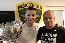 Mistři ligy. Mentální kouč Radek Šefčík (vlevo) s fotbalovým trenérem Adriánem Guľou získali se Žilinou slovenský titul.